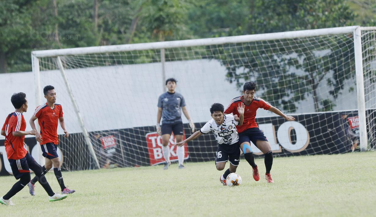 Pemain Universitas Negeri Malang (UM) berebut bola dengan pemain Politeknik Negeri Malang (Polinema) pada laga Torabika Campus Cup 2017 di Stadion UM, Malang, Rabu, (01/11/2017). UM menang 2-0 atas Polinema. (Bola.com/M Iqbal Ichsan)