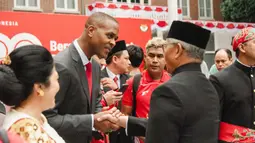 Pelatih Timnas Indonesia, Patrick Kluivert (kiri) bersalaman dengan Dubes RI untuk Belanda, Petahana Mayerfas saat upacara pengibaran bendera merah putih dalam perayaan hari ulang tahun kemerdekaan Indonesia ke-80 di KBRI Den Haag, Belanda, Minggu (17/08/2025). (Dok. KBRI)