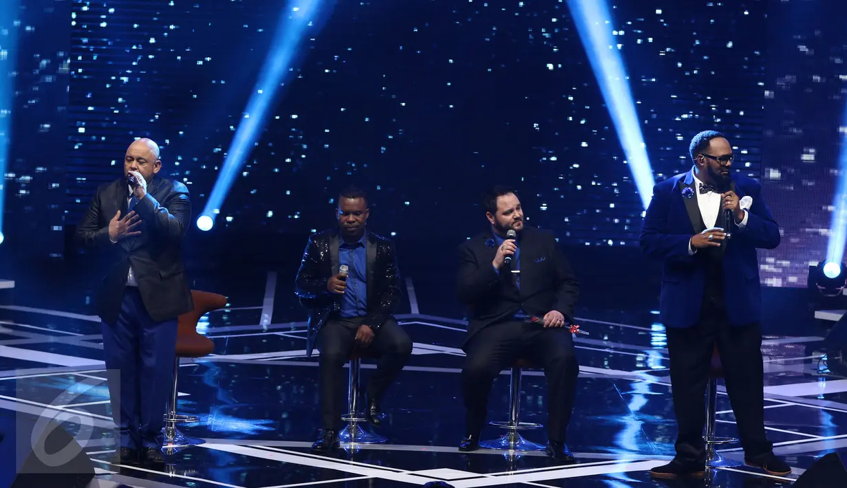 Aksi panggung Grup musik All 4 One di Golden Memories International di Studio 5 Indosiar, Jakarta, Selasa (10/1). (Liputan6.com/Herman Zakharia)