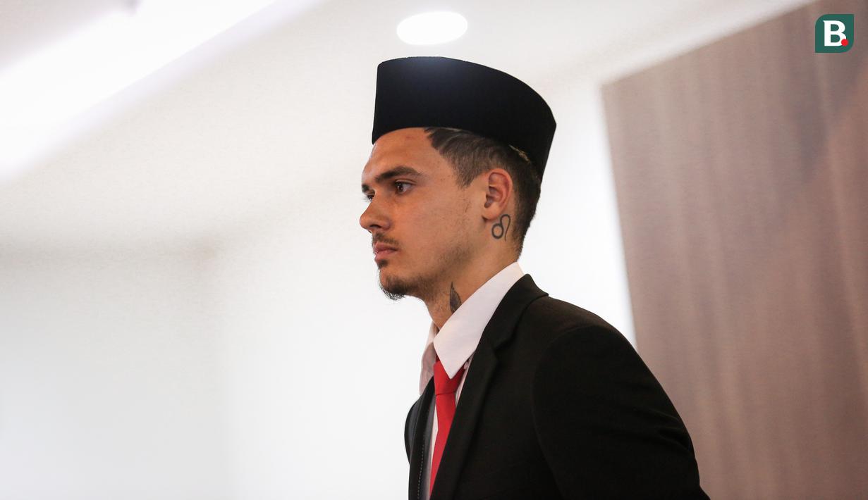 <p>Pemain Naturalisasi Timnas Indonesia, Shayne Pattynama saat Pemberian Kewarganegaraan Republik Indonesia saat Pengambilan Sumpah Janji Setia Pewarganegaraan Republik Indonesia yang berlangsung di Kantor Wilayah Kementetian Hukum dan HAM DKI Jakarta, Selasa (24/01/2023). (Bola.com/Bagaskara Lazuardi)</p>