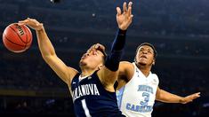 Pemain Villanova Wildcats, Jalen Brunson (1), dilanggar pemain North Carolina Tar Heels, Kennedy Meeks (3) dalam championship game Final Four Basket NCAA 2016 di Stadion NRG, Houston, Texas, AS, (4/4/2016). (Reuters/Bob Donnan-USA TODAY Sports)