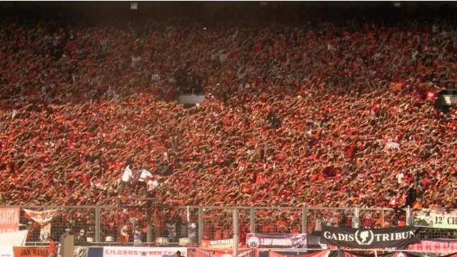 Puluhan ribu The Jakmania hadir di Stadion Utama Gelora Bung Karno pada Sabtu (9/4/2016) untuk mendukung tim kesayangannya berlaga di ajang Trofeo Persija 2016. Berikut aksi kelompok suporter fanatik Tim Macan Kemayoran.