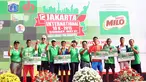Wagub DKI Djarot Saiful (keempat kiri) dan juara Jakarta International 10K 2015 kategori elit nasional putra, Jauhari Johan (kedua kanan) berfoto bersama seusai penyerahan hadiah di Silang Monas,  Jakarta, Minggu (31/5). (Liputan6.com/Helmi Afandi)