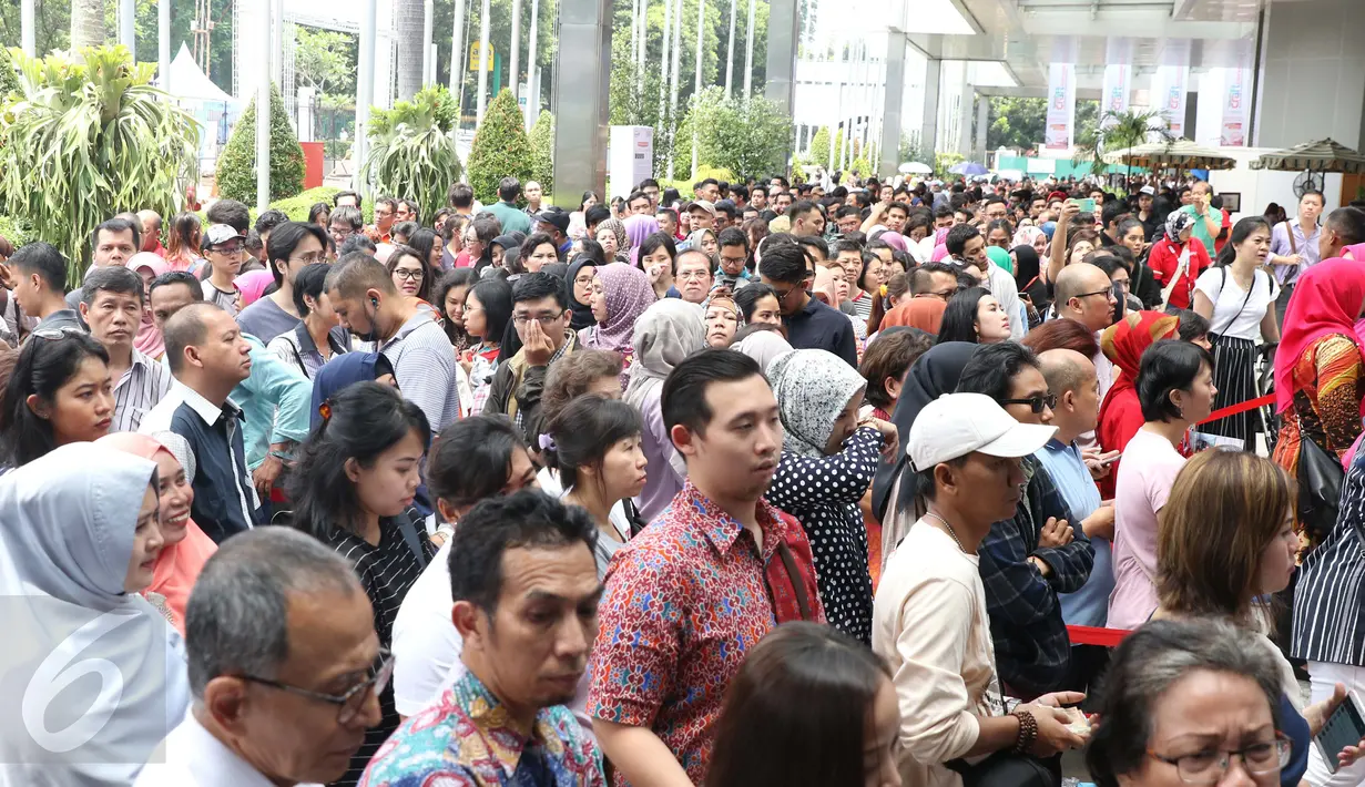 Ribuan pengunjung mangantre di GATF 2017 fase 1 di JCC, Jakarta, Jumat (10/3). GATF 2017 berlangsung 10-12 Maret 2017, GATF kali ini (digelar) kesembilan kalinya. (Liputan6.com/Angga Yuniar)