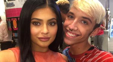 Super Kagum Remaja Ini Bikin Tato Warna Lipstik Kylie Jenner
