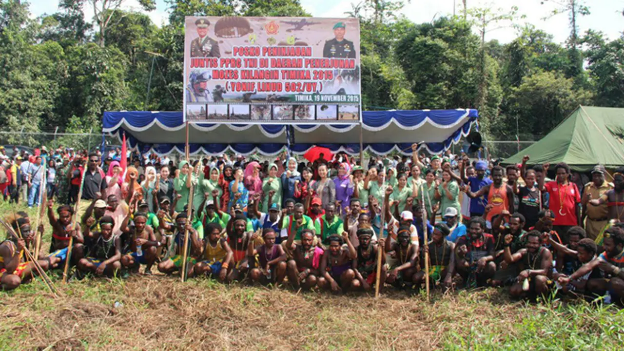 Ribuan Warga Mimika Terpukau Aksi Terjun Payung TNI