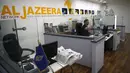 Seorang karyawan berada di balik mejanya di kantor berita Al Jazeera, Yerusalem, 31 Juli 2017. Kementerian Komunikasi Israel mengumumkan rencana menutup kantor Aljazeera di Yerusalem dan melarang kegiatan jurnalisnya. (AHMAD GHARABLI / AFP)