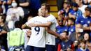 Namun gol Harry Kane ini dinilai berbau kontroversial dan tidak sah. Ada pelanggaran dari pemain Spurs dalam proses terciptanya kedua gol, tapi wasit Anthony Taylor membiarkannya. (AP/Ian Walton)