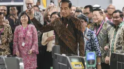 Jokowi diberikan kartu jelajah berganda edisi khusus ASEAN yang diluncurkan untuk memperingati HUT ke-56 ASEAN. (FOTO: ANTARA FOTO/Hafidz Mubarak A/pool)