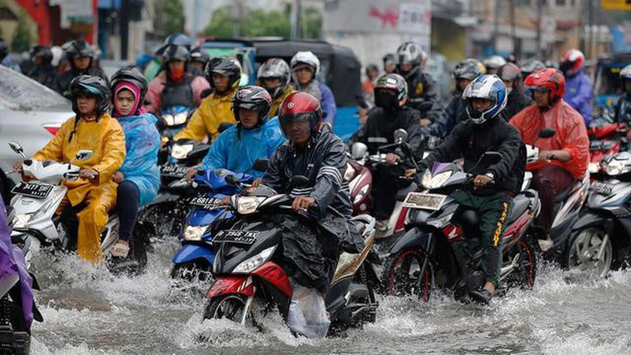 Tips Aman Naik Motor Lewat Genangan Air, Wajib Diketahui Pengendara