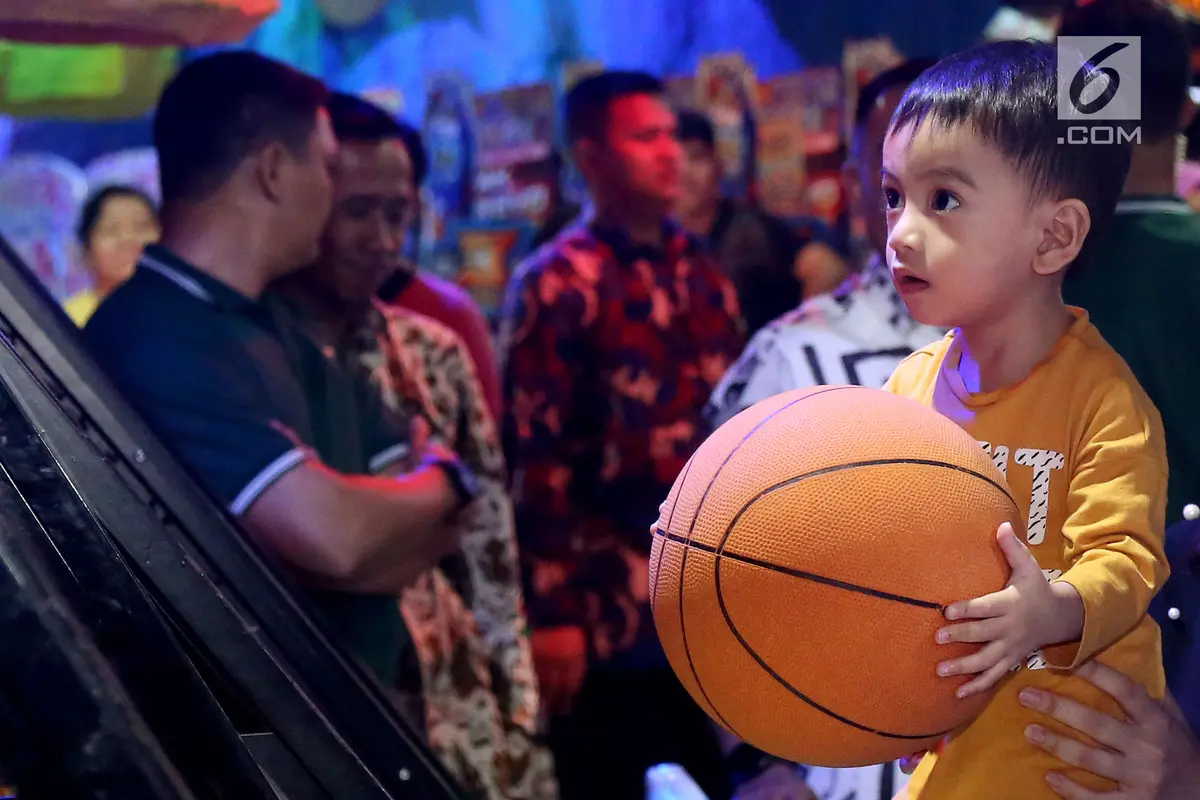 PHOTO: Begini Serunya Ketika Presiden Jokowi Bermain Basket Bersama Cucu