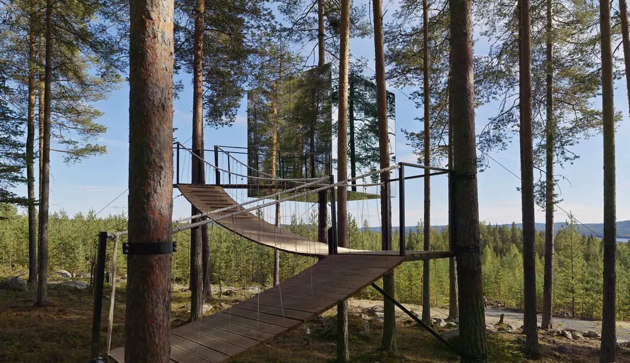 Mirrorcube adalah salah satu dari lima rancangan kamar diatas pohon milik Treehotel di Swedia. Fasilitas yang ditawarkan adalah kamar yang seakan transparan dan menyembunyikan keberadaanya dengan alam serta tergantung di pohon. (avocadogarden.com)