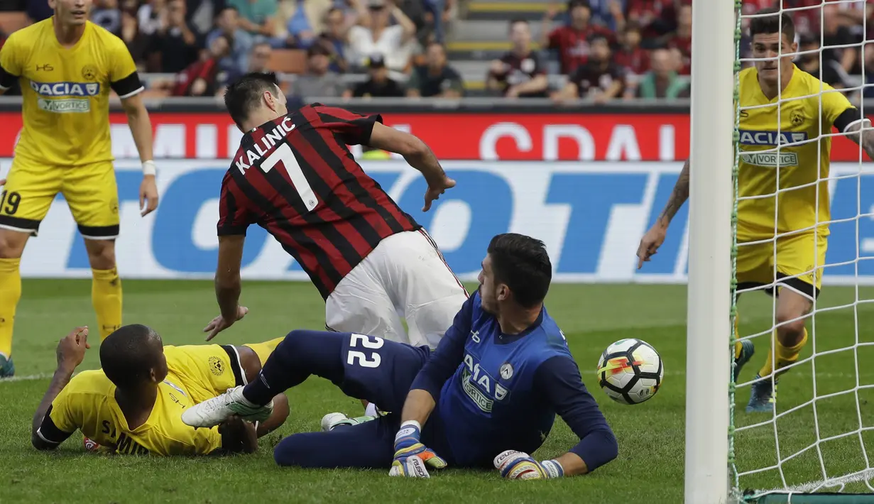 Proses terjadinya gol oleh striker AC Milan, Nikola Kalinic, ke gawang Udinese pada laga Serie A di Stadion San Siro, Milan, Minggu (17/9/2017). AC Milan Menang 2-1 atas Udinese. (AP/Luca Bruno)