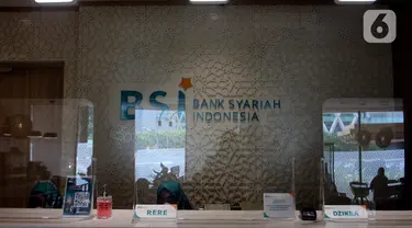 Nasabah saat menunggu layanan Bank BSI di Kantor Cabang BSI Thamrin, Jakarta Pusat, Rabu (10/5/2023). (Liputan6.com/Johan Tallo)