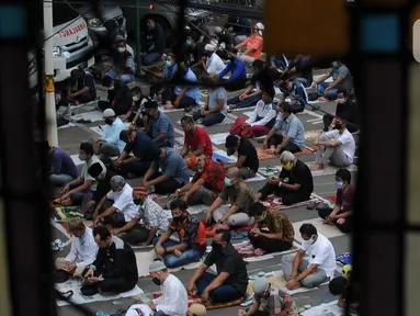 Umat Islam mendengarkan khotbah sebelum menunaikan Salat Jumat dengan menjaga jarak fisik di Masjid Cut Meutia, Jakarta, Jumat (16/10/2020). Pelaksanaan salat Jumat sesuai dengan aturan pemberlakuan pelaksanaan kegiatan di tempat ibadah pada masa PSBB transisi. (Liputan6.com/Herman Zakharia)