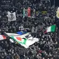 Aksi suporter Juventus mengibarkan bendera saat mendukung timnya melawan Tottenham pada laga 16 besar Liga Champions di The Allianz Stadium, Turin, (13/2/2018). Juventus bermain imbang 2-2 dengan Tottenham.  (AFP/Migul Medina)