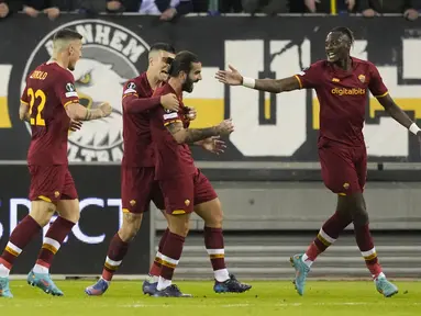Gelandang AS Roma, Sergio Oliveira (tengah) berselebrasi dengan rekan satu timnya usai mencetak gol ke gawang Vitesse pada pertandingan leg pertama babak 16 Liga Europa di stadion Gelredome di Arnhem, Belanda, Jumat (11/3/2022). Roma menang tipis atas Vitesse 1-0. (AP Photo/Peter Dejong)