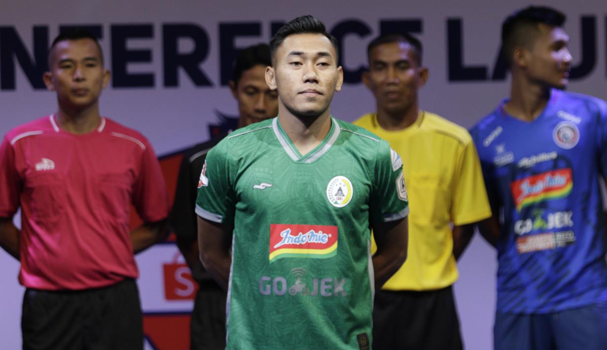 Pemain PSS Sleman berpose saat Peluncuran Shopee Liga 1 di SCTV Tower, Jakarta, Senin (13/5). Sebanyak 18 klub akan bertanding pada Liga 1 mulai tanggal 15 Mei. (Bola.com/Vitalis Yogi Trisna)
