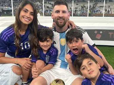 Istri Lionel Messi, Antonella Roccuzzo turut hadir di pertandingan final Piala Dunia 2022 Qatar untuk mendukung sang suami. Tak sendiri, ia juga mengajak ketiga putra kecilnya. Momen bahagia Messi merayakan kemenangan bersama istri dan anak-anaknya di tengah lapangan pun mencuri perhatian. (Liputan6.com/IG/@antonelaroccuzzo)