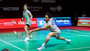 Pasangan ganda campuran Indonesia, Jafar Hidayatullah/Felisha Pasaribu berusaha mengembalikan kok ke arah wakil Korea Selatan, Kim Jae Hyeon/Jang Ha Jeong dalam babak 32 besar Indonesia Open 2026 di Istora Senayan, Jakarta, Rabu (03/06/2026). (Bola.com/Bagaskara Lazuardi)