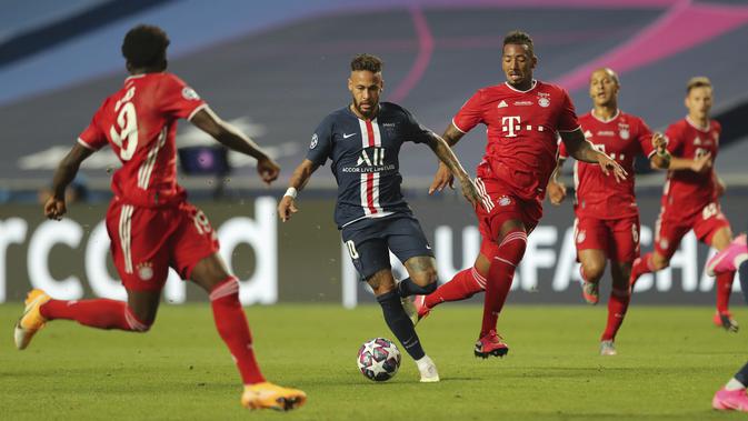 Neymar PSG, kiri ke-2, mengontrol bola saat pertandingan final Liga Champions antara Paris Saint-Germain dan Bayern Munich di stadion Luz di Lisbon, Portugal, Minggu, 23 Agustus 2020. (Miguel A. Lopes / Pool via AP )