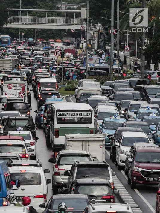 Kendaraan terjebak kemacetan di kawasan Medan Merdeka Timur, Jakarta, Kamis (21/2). Kemacetan terjadi akibat pengalihan arus lalu lintas terkait Malam Munajat 212 di Monas. (Liputan6.com/Faizal Fanani)