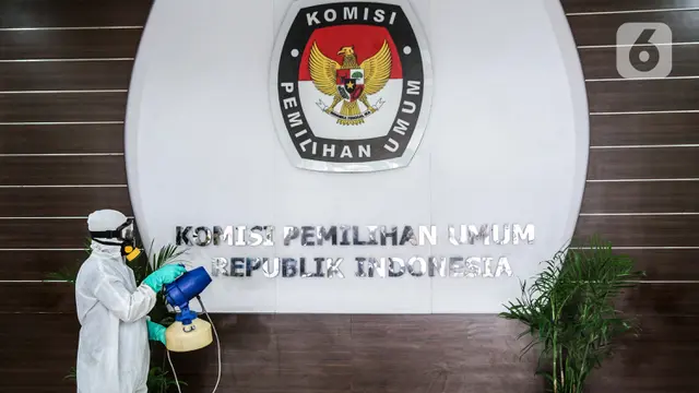 Gedung KPU Pusat Disemprot Disinfektan