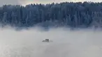 Tampak dua orang mendayung perahu di sepanjang Sungai Yenisei ditengah kabut dingin di Taiga luar kota Siberia Krasnoyarsk, Rusia, Selasa (17/11/2015). Suhu udara minus hingga 20 derajat Celsius. (REUTERS/Ilya Naymushin)