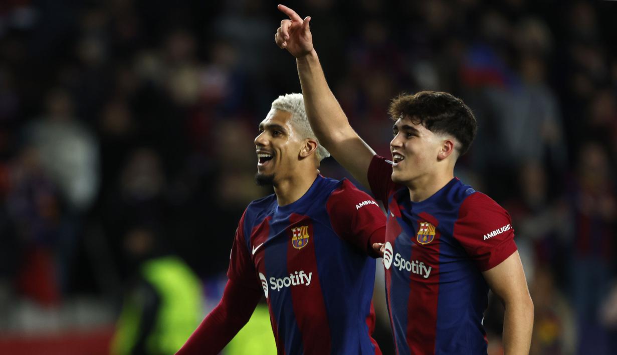 Pemain Barcelona, Pau Cubarsi (kanan) dan Ronald Araujo merayakan kemenangan timnya atas Napoli pada laga leg kedua babak 16 besar Liga Champions 2023/2024 di Estadio Olimpico Lluis Companys, Barcelona, Spanyol, Rabu (13/3/2024) dini hari WIB. Barcelona menang dengan skor 3-1 (agregat 4-2). (AP Photo/Joan Monfort)