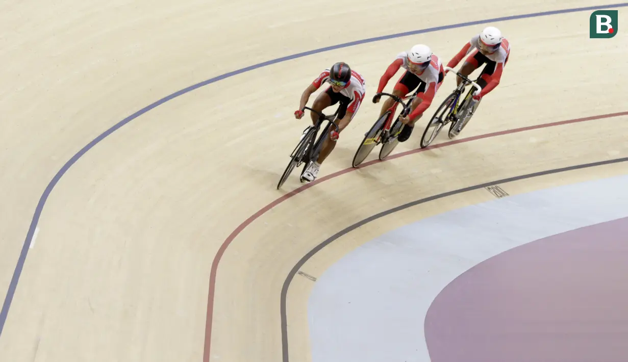 Pebalap sepeda Indonesia, Muhammad Fadli, M Habib dan Losu Marthin, saat beraksi pada Asian Para Games di Velodrome, Jakarta, Kamis (11/10/2018). Tim Indonesia berhasil meraih medali perunggu. (Bola.com/M Iqbal Ichsan)