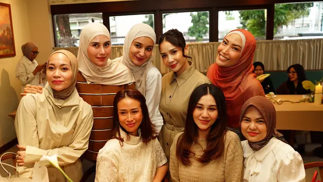 Syanaz dan Shireen Sungkan hadir di koleksi Noora by Aurel Hermansyah. Dok. Aurel Hermansyah