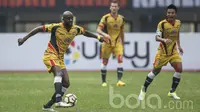 Gelandang Mitra Kukar, Mohamed Sissoko, menggiring bola saat tampil melawan Persija pada laga Liga 1 2017 di Stadion Patriot, Bekasi, Minggu (15/5/2017). Kedua tim bermain imbang 1-1. (Bola.com/Vitalis Yogi Trisna)