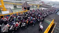 Ribuan motor mengular saat akan memasuki kapal Ferry tujuan Pelabuhan Bakauheni, Lampung  di Pelabuhan Merak, Banten, Rabu, (15/7/2015). Total pemudik yang menyebrang 124.606 pemudik, 9.860 roda empat, 19.197 roda dua. (Liputan6.com/JohanTallo)