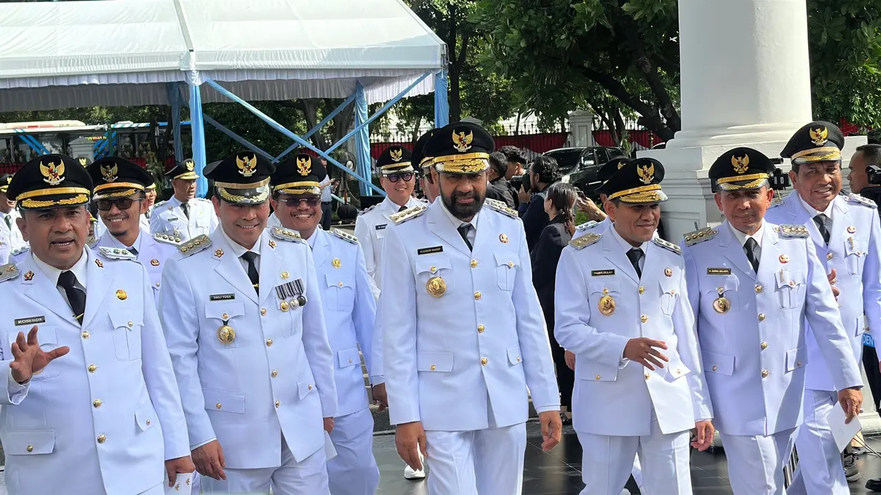 Sejumlah rombongan tamu undangan dan kepala daerah datang melalui pintu pilar Istana Negara. Diawali dengan jajaran DPRD secara bersama-sama.