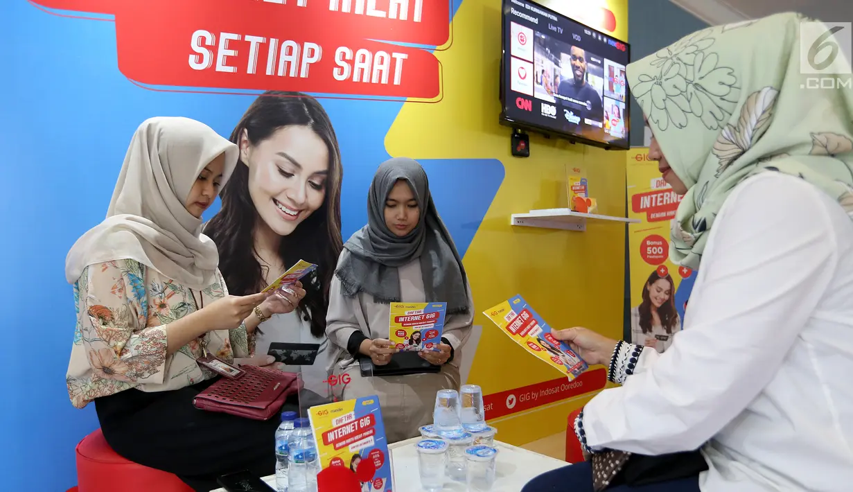 Pengunjung mencoba layanan Internet GIG by Indosat Ooredoo di Senayan City Jakarta, Jumat (8/3). GIG merupakan layanan fiber-to-the-home (FTTH), yang menyediakan akses internet menggunakan media fiber optik. (Liputan6.com/Fery Pradolo)