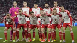 Foto tim Starting XI Bayern Munchen sebelum dimulainya laga leg pertama semifinal Liga Champions 2023/2024 menghadapi Real Madrid di Allianz Arena, Munich, Selasa (30/4/2024). (AP Photo/Matthias Schrader)