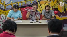 Aktivis HAM Andreas Harsono (tengah) didampingi Direktur Kantor Hukum dan HAM Lokataru Haris Azhar dan Direktur Rujak Center for Urban Studies Elisa Sutanudjaja saat konferensi pers ‘Menagih Janji Gubernur Mengambil Alih Pengelolaan Air Jakarta’ di Jakarta, Rabu (3/4). (Liputan6.com/Faizal Fanani)