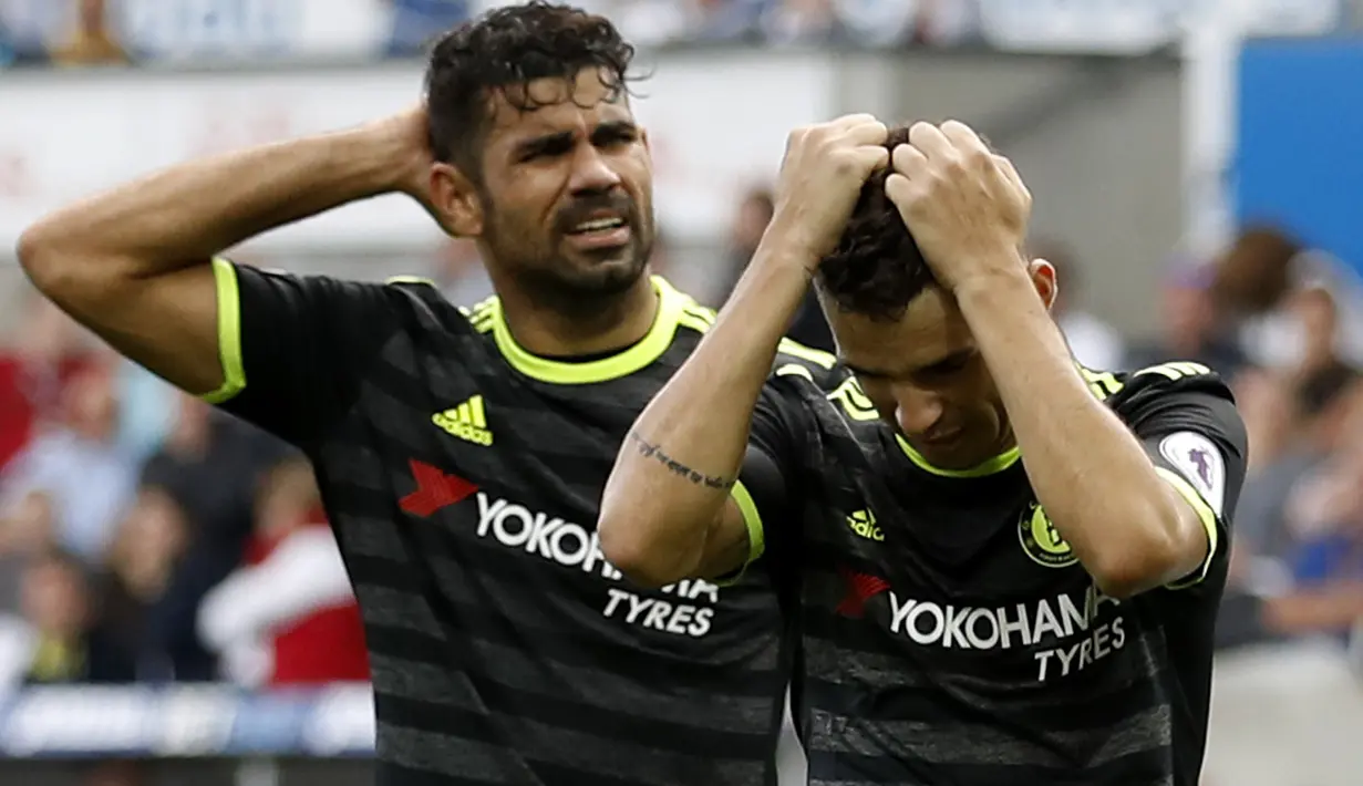Pemain Chelsea, Diego Costa (kiri) dan Oscar terlihat kecewa dengan hasil seri 2-2 saat melawan Swansea City pada lanjutan Premier League di Liberty Stadium,(11/9/2016) WIB. (Action Images via Reuters/Carl Recine)