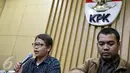 Juru bicara KPK Yuyuk Andrianti (kiri) memberikan keterangan pers di Gedung KPK, Jakarta, Sabtu (13/2). KPK sebelumnya menangkap tangan enam orang, termasuk Kasubdit Kasasi dan Peninjauan Kembali MA berinisial ATS. (Liputan6.com/Faizal Fanani)