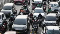 Sejumlah kendaraan bermotor terjebak kemacetan di Jalan K.H. Abdullah Syafei, Jakarta, Jumat (22/7/2022). Tim Pembina Samsat Nasional akan menghapus data kendaraan yang tak membayar pajak selama dua tahun. (Liputan6.com/Faizal Fanani)