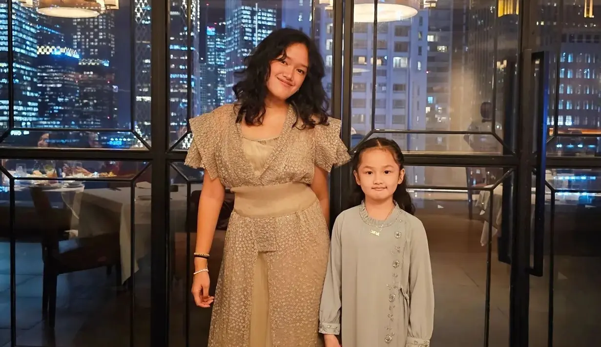 Adik kedua Kakak Ara bernama Sheva juga tampil dengan gamis yang memiliki belahan. Dipadukan dengan set celana. [Foto: @ussypratama]