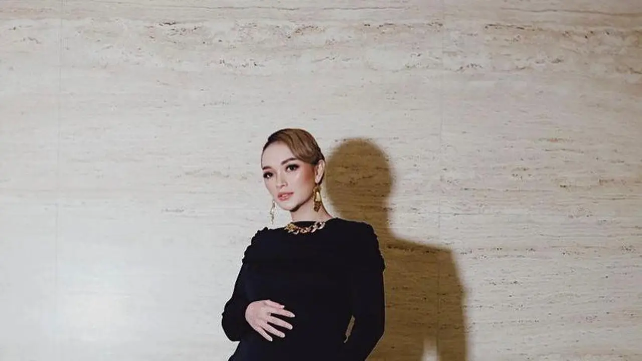 4 Potret Gaya Zaskia Gotik Pamer Baby Bump yang Makin Besar dengan Gaun Pas Badan