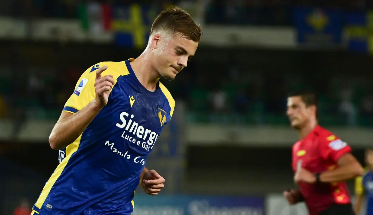 Laga berjalan cukup seimbang di awal pertandingan babak pertama. Pada menit ke-15, tuan rumah Verona berhasil mengubah papan skor terlebih dahulu lewat gol yang dilesatkan Ivan Ilic. Ilic sukses memanfaatkan kesalahan umpan dari Samir Handanovic. (Foto: AFP/Miguel Medina)