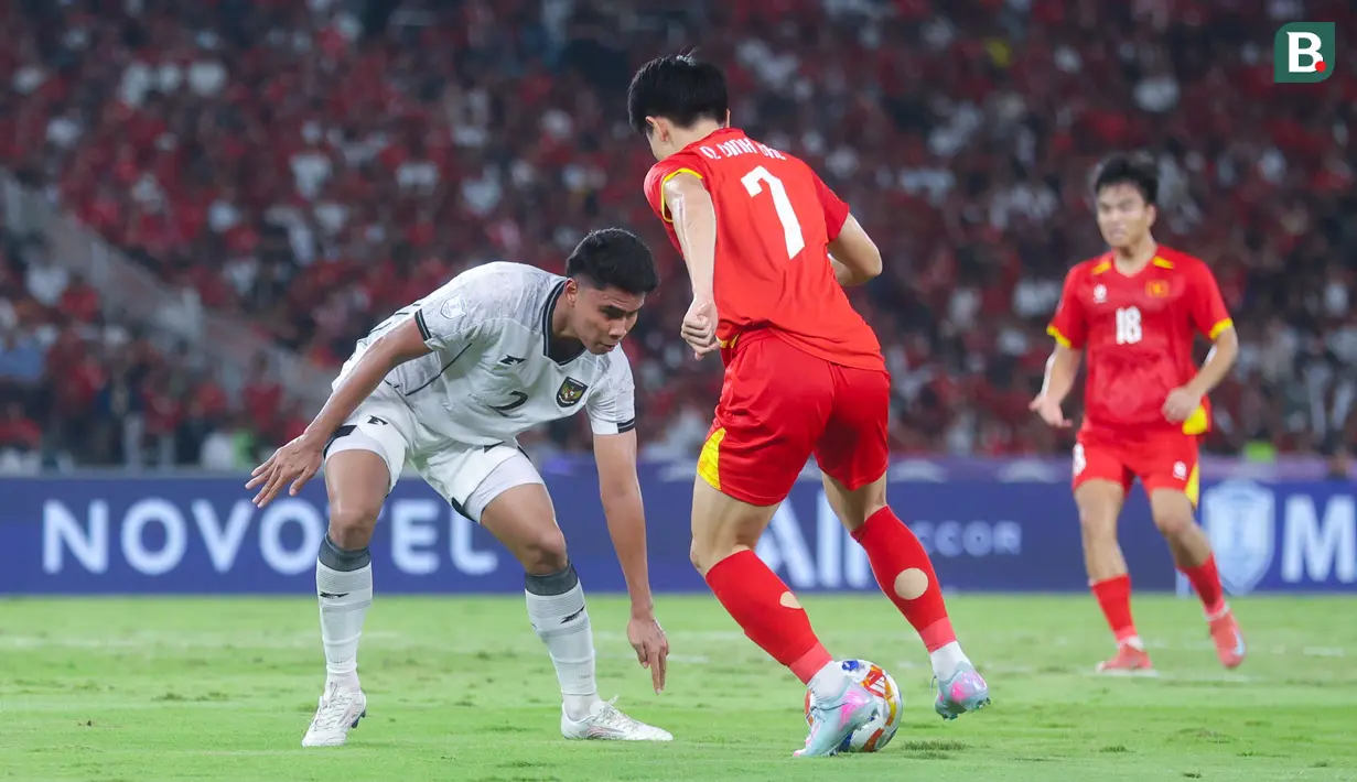 Pemain Timnas Indonesia U-23, Muhammad Ferarri, berusaha mengahalau pemain Vietnam, Dinh Bac Nguyen, pada laga final Piala AFF U-23 2025 di Stadion Utama Gelora Bung Karno (SUGBK), Jakarta, Selasa (29/7/2025) malam WIB. (Bola.com/M Iqbal Ichsan)