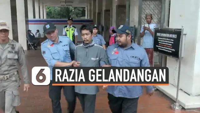 Petugas Dinas Sosial Jakarta Pusat merazia gelandangan dan pedagang kaki lima di lingkungan Masjid Istiqlal. Keberadaan gelandangan ini meresahkan pengurus masjid dan warga.