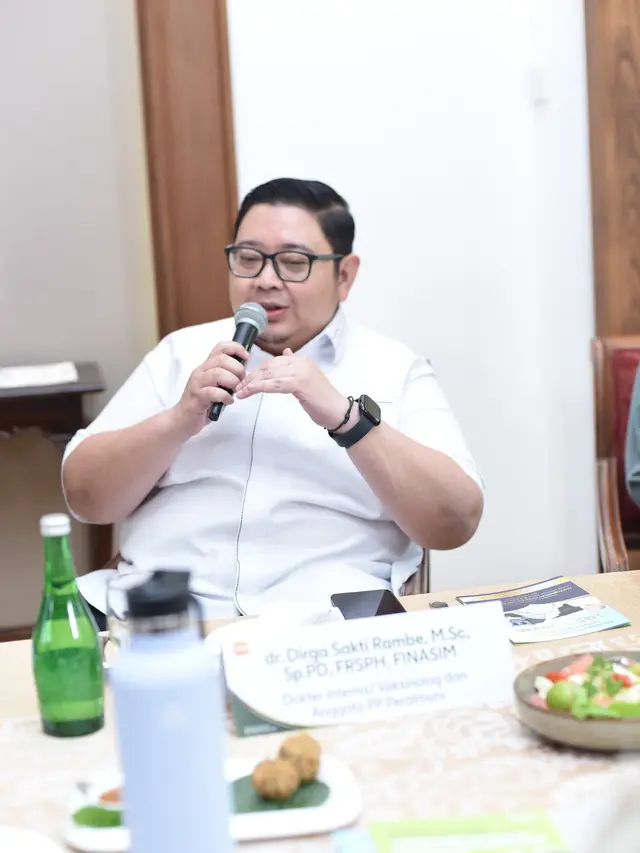 Dokter spesialis penyakit dalam Dirga Sakti Rambe tentang vaksinasi diperlukan saat berangkat umroh.