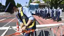 Seorang petugas polisi memblokir jalan di dekat Nippon Budokan, tempat pemakaman kenegaraan mantan Perdana Menteri Jepang Shinzo Abe, di Tokyo Selasa, 27 September 2022. (Kyodo News via AP)