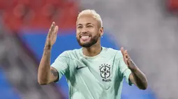 Begitupun yang dilakukan oleh Neymar bersama timnas Brasil dalam sesi latihan yang berlangsung di Grand Hamad stadium, Doha, Kamis (8/12/2022). Ia terlihat santai dengan banyak tertawa bersama rekan senegaranya yang akan menghadapi Kroasia pada hari Jumat, (9/12/2022). (AP Photo/Andre Penner)
