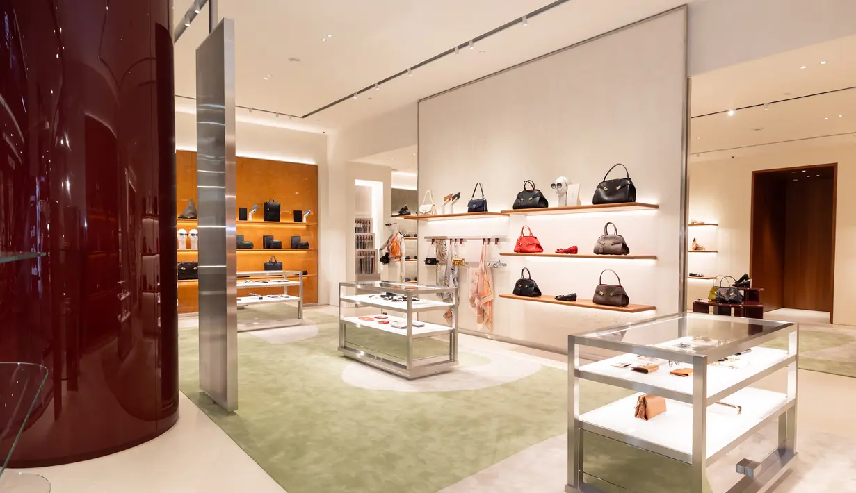 Dengan luas lebih dari 130 meter persegi, butik Ferragamo yang baru ini dirancang sesuai dengan konsep ritel terbaru. Ruangannya menghadirkan keseimbangan dan menawarkan pengalaman berbelanja yang intim yang dipadukan dengan keanggunan Italia modern. Fasad butik ditandai dengan sentuhan akhir yang bersih dan bertekstur serta perlakuan arsitektur yang sederhana, dipadukan dengan panel kaca yang luas yang menciptakan kesan keterbukaan dan kesinambungan visual. / Foto dok: Ferragamo.