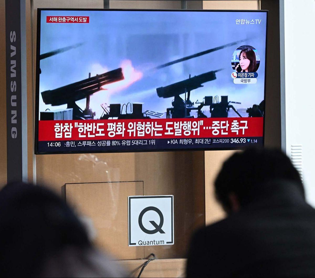 Tayangan televisi memperlihatkan siaran berita terkait penembakan artileri yang dilakukan Korea Utara di stasiun kereta api di Seoul, Korea Selatan, Jumat (5/1/2024). Korea Utara dilaporkan menembakkan lebih dari 200 peluru artileri ke arah perbatasan mar